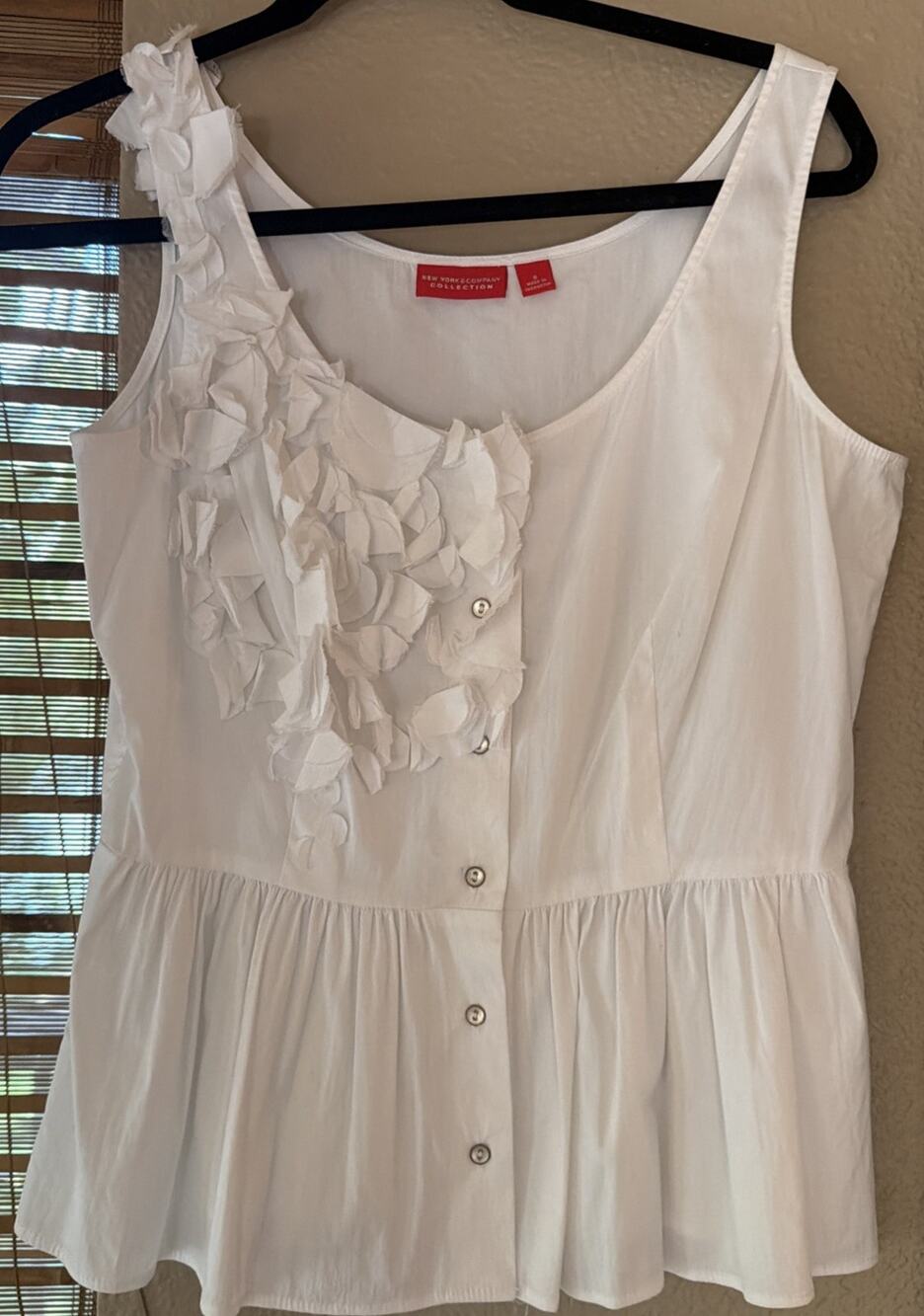 New York & Company White Sleeveless Floral Applique Blouse Size 8 NWT